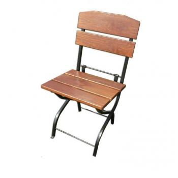 Dřevěná skládací venkovní židle s kovovou kostrou, lakovaná