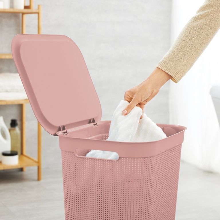 Vysoký plastový koš na prádlo s víkem, do koupelny / ložnice, růžový, 43x34x53 cm