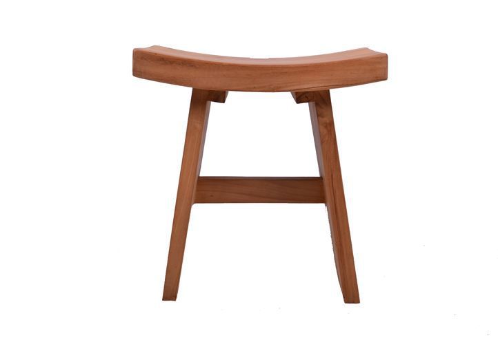 Menší stolička s prohnutou horní částí, masivní teakové dřevo