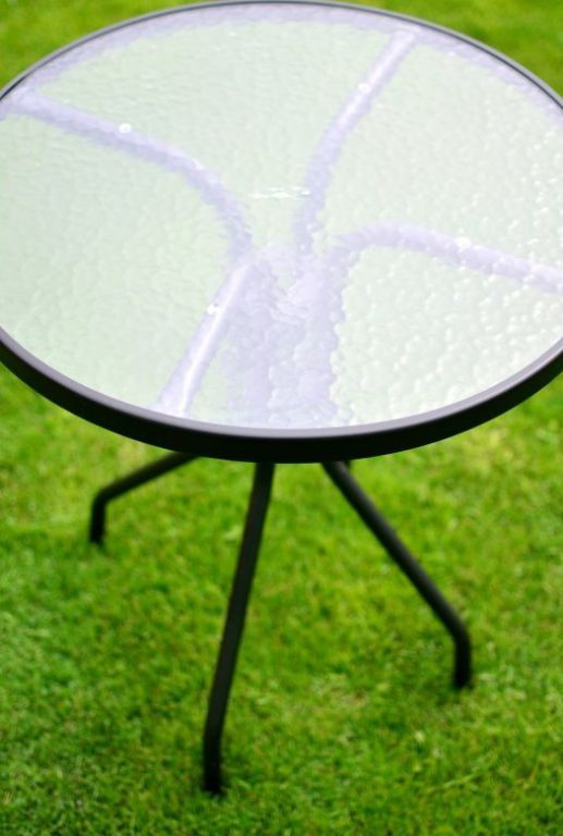 Kulatý kovový stolek na terasu / balkon, skleněná horní deska, černý