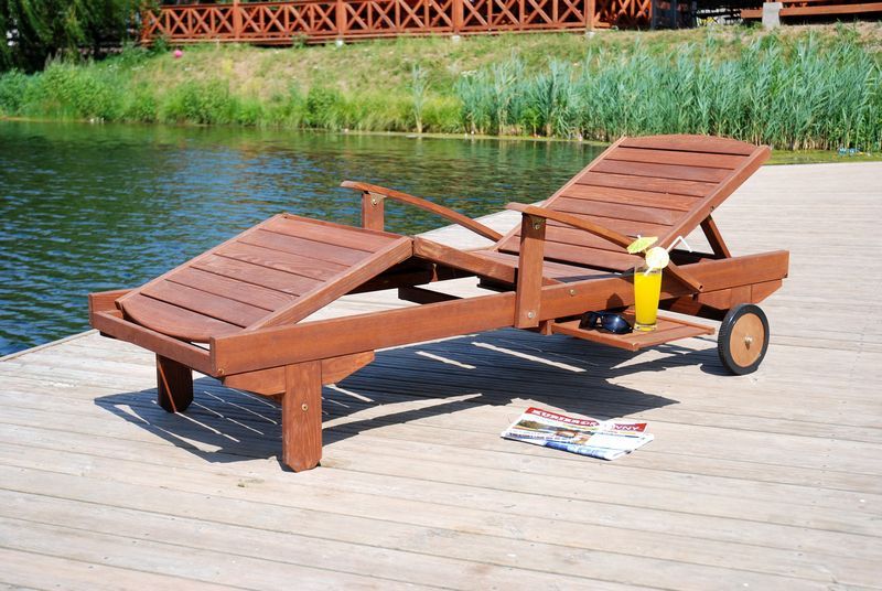 Dřevěné venkovní relaxační lehátko, nastavitelné, stolek, lakované