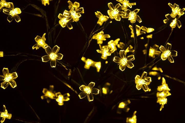 Malý umělý strom se svítícími květy, na podstavci, do zásuvky 230V, 45 cm