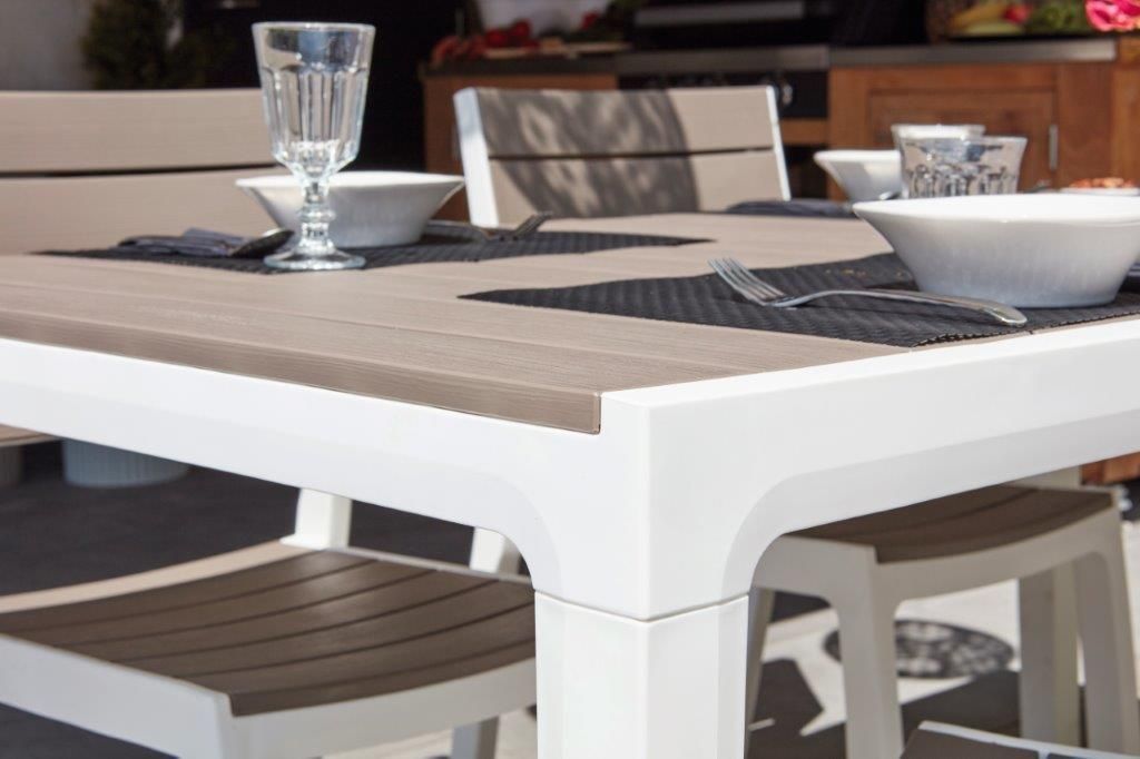 Kvalitní obdélníkový terasový stůl z plastu, horní deska v imitaci dřeva. cappuccino / bílá