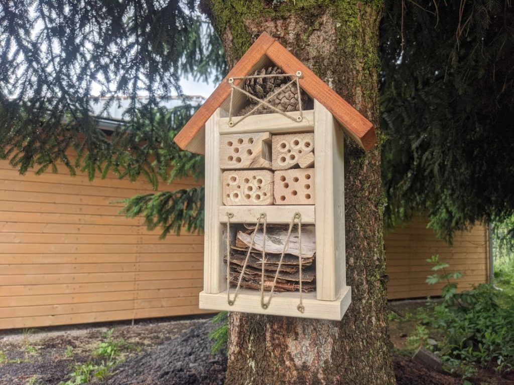 Venkovní dřevěný domeček pro hmyz - hmyzí hotel 32x16 cm