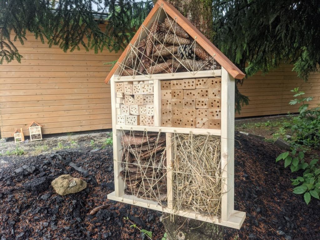 Venkovní dřevěný domeček pro hmyz - hmyzí hotel 47x76 cm