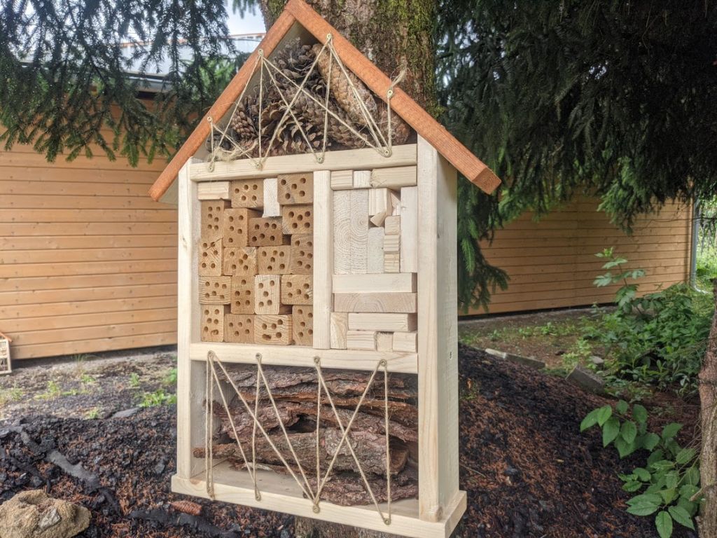Venkovní dřevěný domeček pro hmyz - hmyzí hotel 55x32 cm