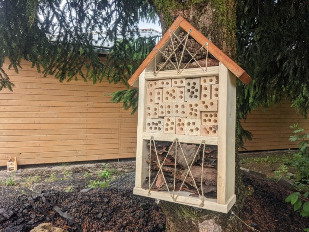 Venkovní dřevěný domeček pro hmyz - hmyzí hotel 46x24 cm