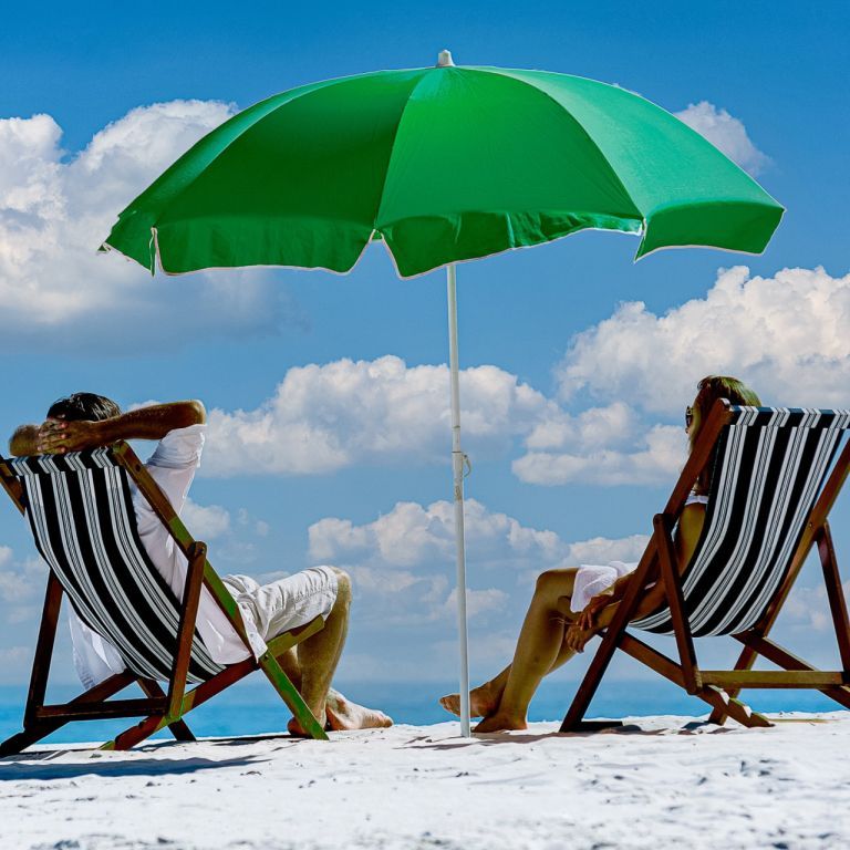 Zelený plážový slunečník s kovovou konstrukcí nakláněcí, včetně tašky, průměr 160 cm