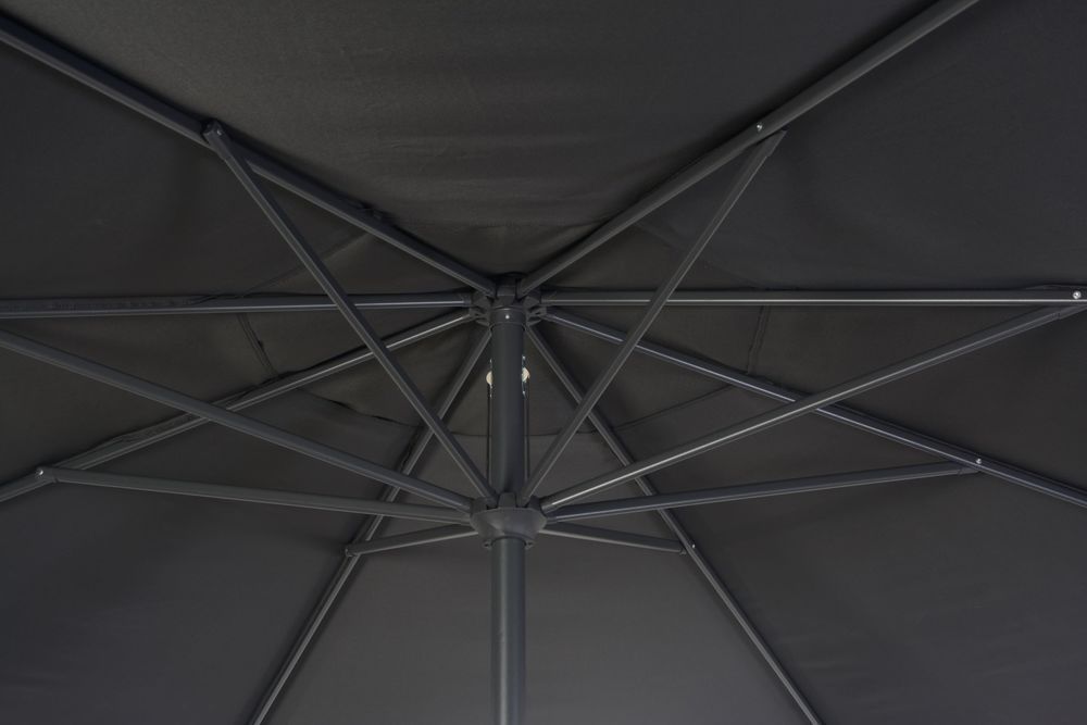 Tmavě šedý slunečník zahrdní kulatý s tyčí uprostřed, průměr 3,5 m